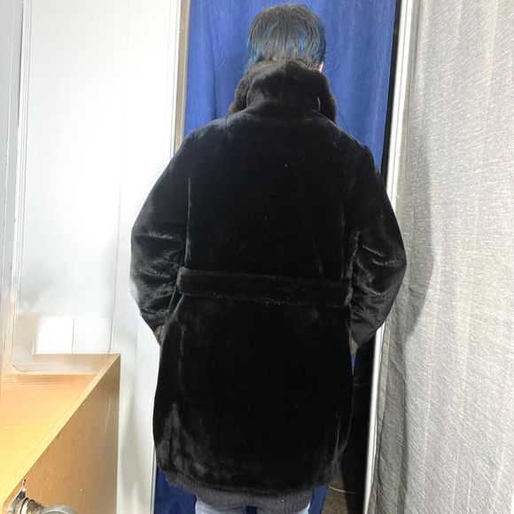 •VINTAGE • LIKE NEW |•BORGANA BY FAIRMOOR•| Two-Tone Brown Faux Fur Coat - Picture 3 of 16